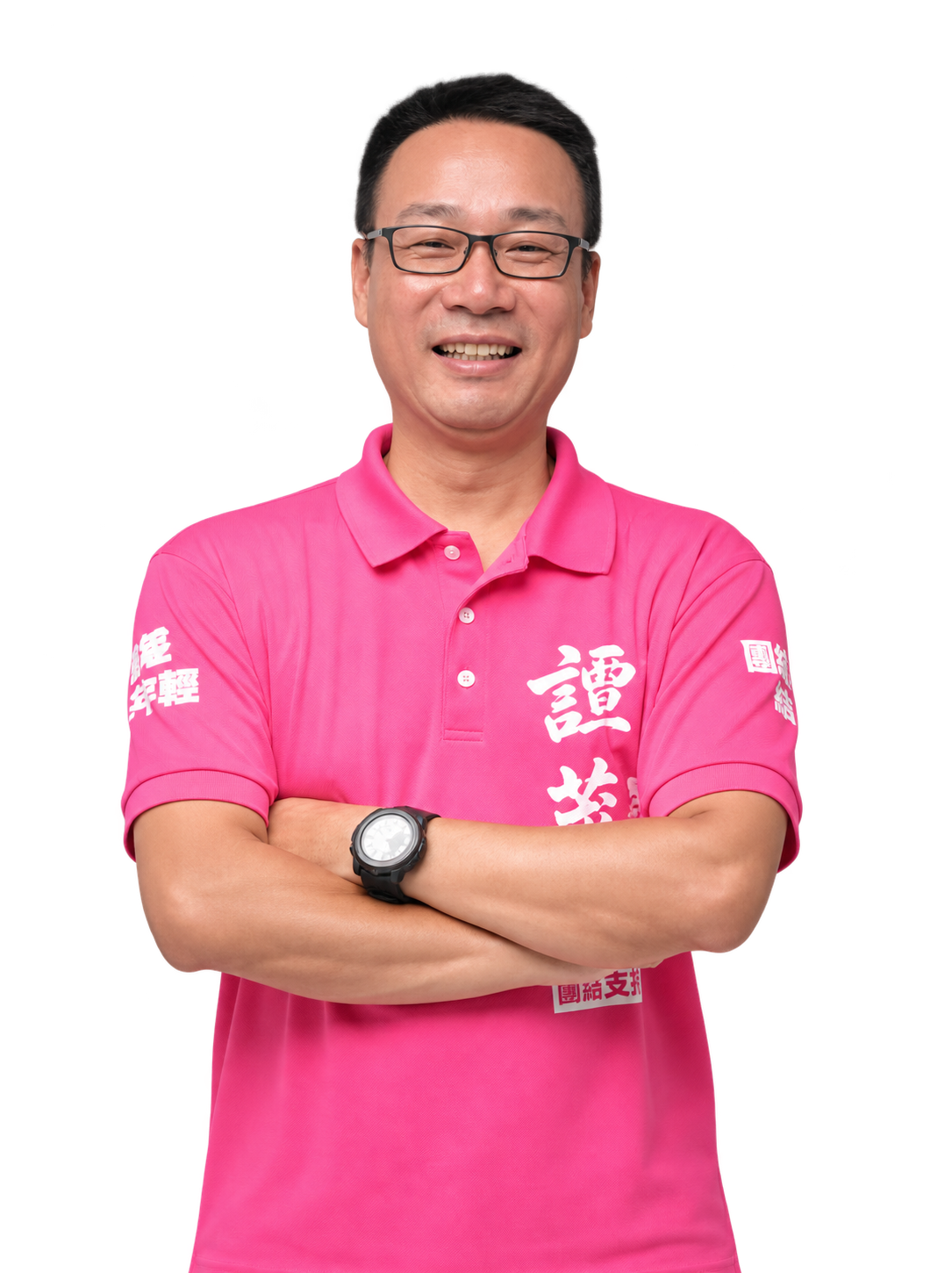 譚茂仁身穿粉紅色上衣、面帶笑容並雙手交叉